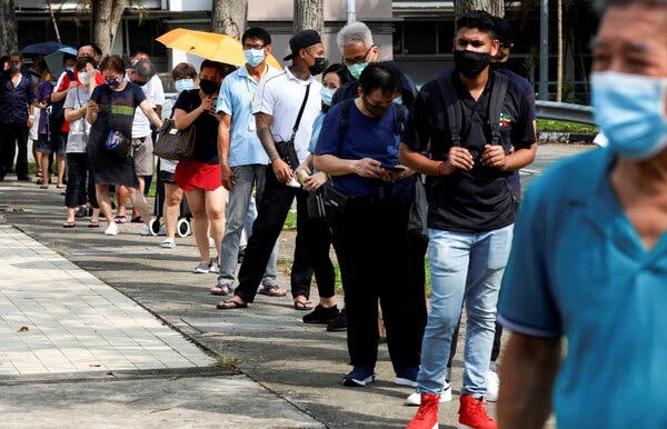ماه گذشته مردم در سنگاپور برای آزمایش کووید صف کشیده بودند.