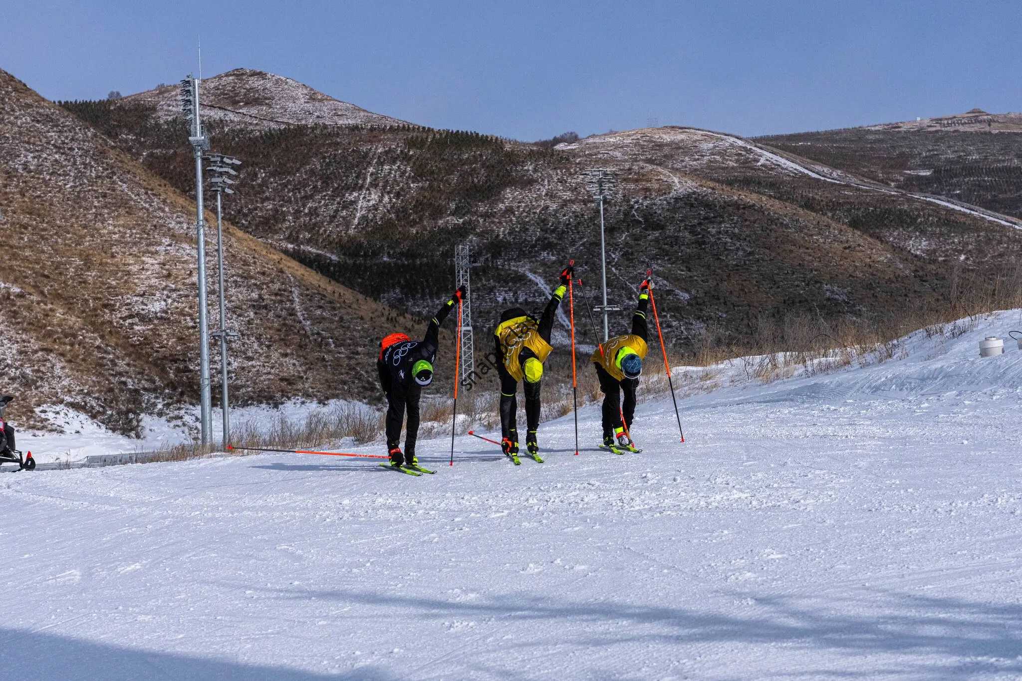 ورزشکاران در حال حاضر روی یخ تمرین می کنند