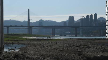 رودخانه یانگ تسه در 17 اوت در چونگ کینگ چین خشک شد. 