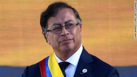 رئیس جمهور کلمبیا گوستاوو پترو پس از تحلیف خود در میدان بولیوار در بوگوتا در 7 آگوست 2022 سخنرانی می کند. 