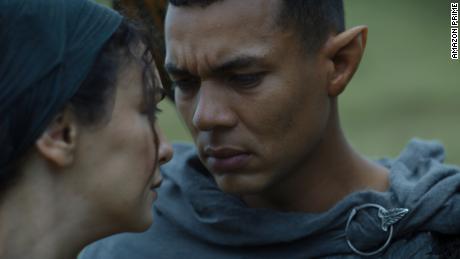 اسماعیل کروز کوردووا بازیگر لاتینی که نقش جنگجو آروندیر را بازی می‌کند، می‌گوید که هرگز افرادی مانند او را در فیلم‌های قبلی که در سرزمین میانه اتفاق می‌افتند ندیده است.