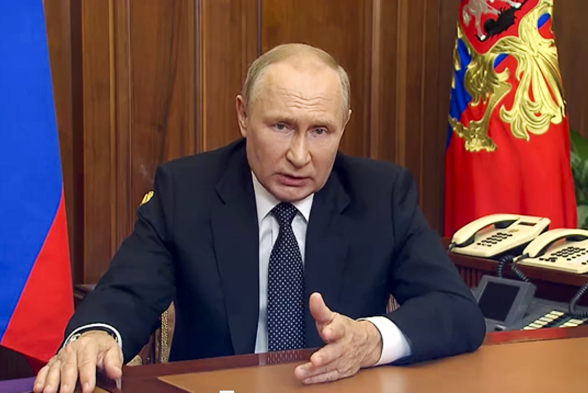 در این تصویر از ویدئویی که توسط سرویس مطبوعاتی ریاست جمهوری روسیه منتشر شده است، ولادیمیر پوتین، رئیس جمهور روسیه در 21 سپتامبر در مسکو، روسیه، خطاب به مردم می گوید.