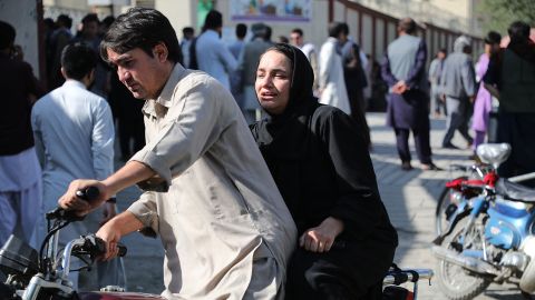 پس از انفجار در یک مرکز آموزشی در پایتخت افغانستان در 30 سپتامبر، زنی با موتور سیکلت برای جستجوی یکی از بستگان خود در بیمارستانی در کابل می‌آید.