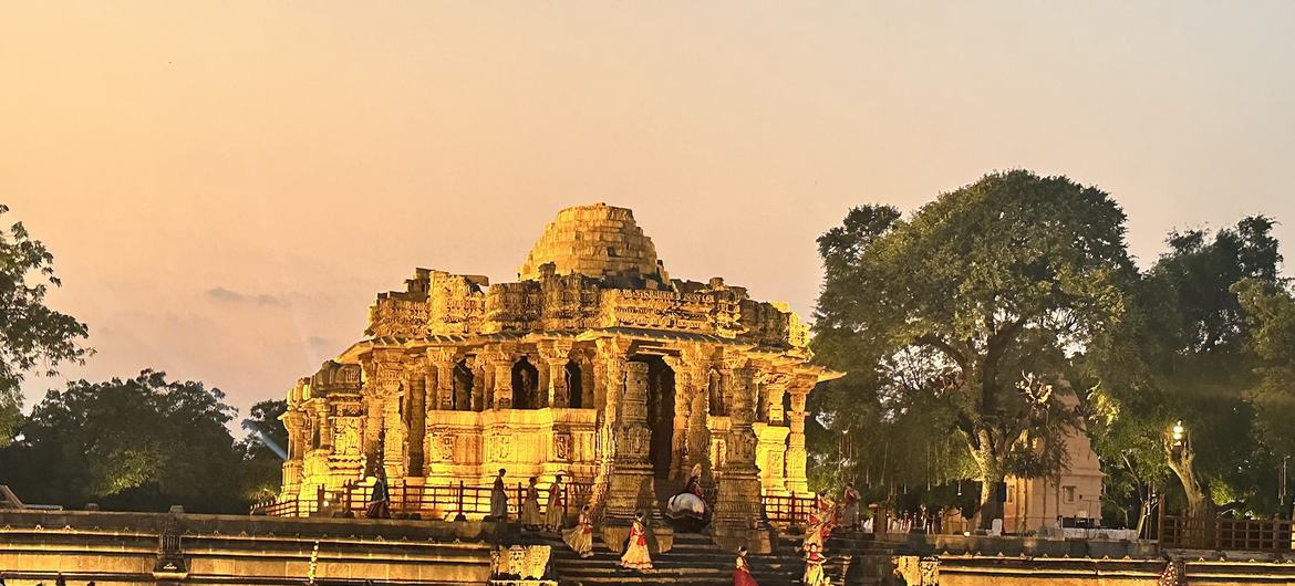 معبد خورشید Modhera در گجرات، هند، اکنون با استفاده از انرژی خورشیدی یک نمایش نوری سه بعدی کامل اجرا می کند.