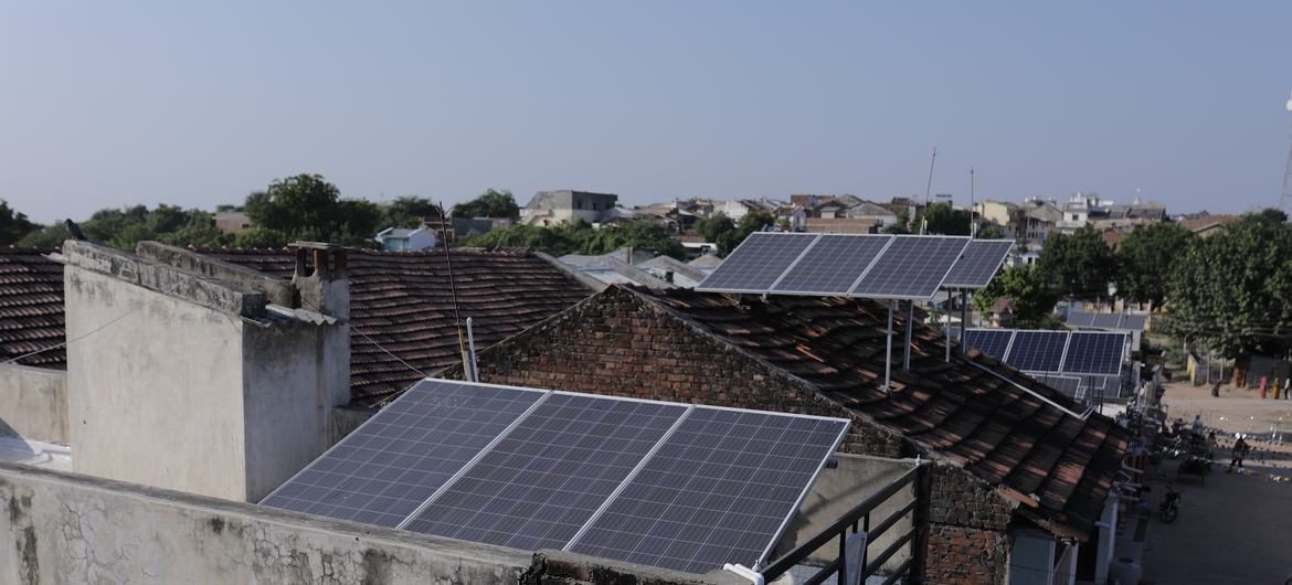 پنل های خورشیدی روی پشت بام ها در Modera، واقع در گجرات، هند.