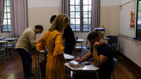 نظرسنجی ها در آستانه دور دوم انتخابات روز یکشنبه تشدید شد.