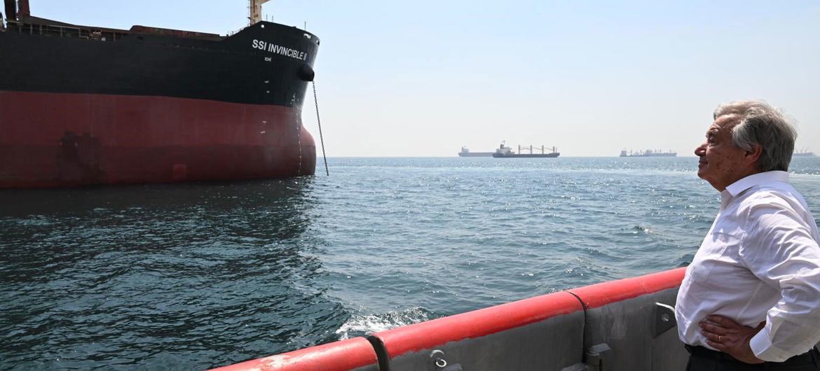 در استانبول، آنتونیو گوترش، دبیر کل سازمان ملل متحد، خاطرنشان کرد که کشتی برنامه جهانی غذا SSI Invincible 2 به اوکراین می رود تا بزرگترین محموله غلات صادر شده تا به امروز تحت ابتکار غلات دریای سیاه را تحویل بگیرد.