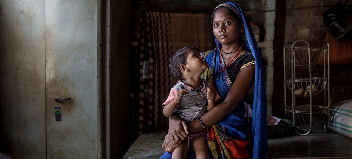 در هند، از هر شش نفری که در فقر چند بعدی زندگی می‌کردند، پنج نفر از قبایل یا کاست‌های پایین‌تر بودند.