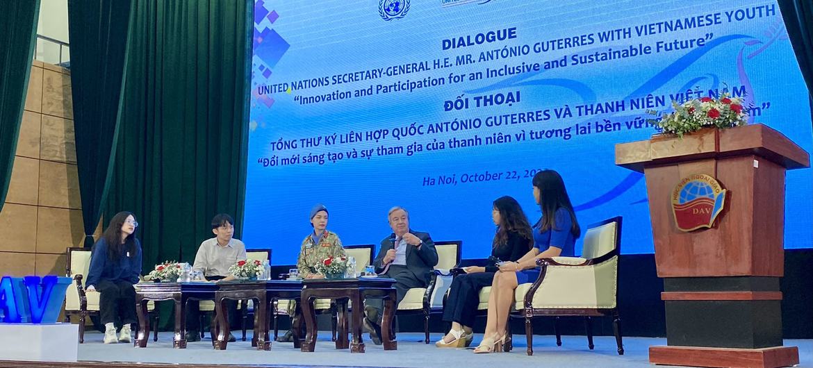 آنتونیو گوترش، دبیرکل سازمان ملل متحد در گفتگو با جوانان در ویتنام به آنها گفت که آنها نه تنها صاحبان آینده هستند، بلکه اکنون نیز صاحبان زمان حال هستند و جهان را در مبارزه با تغییرات آب و هوایی رهبری می کنند.