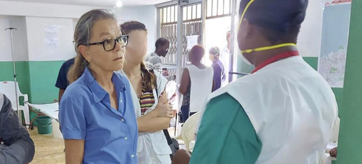اولریکا ریچاردسون (مرکز)، مقیم و هماهنگ کننده امور بشردوستانه سازمان ملل متحد در هائیتی، از یک مرکز درمان وبا در پورتو پرنس بازدید می کند.