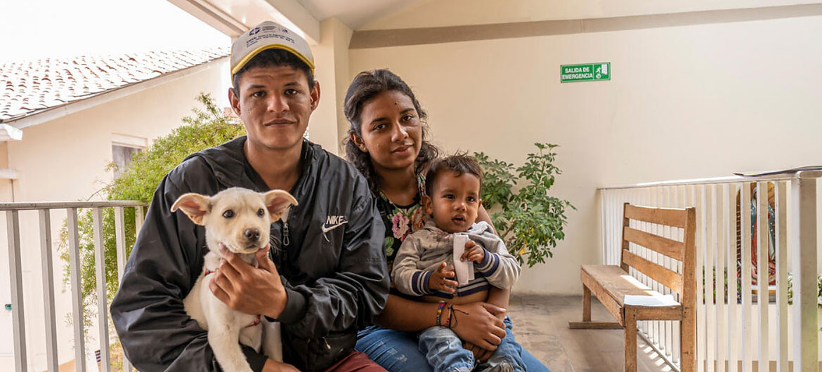 یک خانواده ونزوئلایی که یک ماه پیاده روی کردند تا به اکوادور برسند، اکنون در یک پناهگاه اضطراری در کوئنکا تحت حمایت UNHCR اقامت دارند.