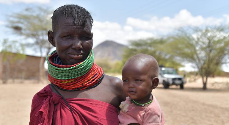 الیلم اینگولان 39 ساله به همراه نوزاد 7 ماهه اش.  زنان به طور نامتناسبی تحت تأثیر خشکسالی در کنیا قرار گرفتند، که باعث افزایش قرار گرفتن در معرض خشونت و کاهش چشمگیر دسترسی آنها به مراکز بهداشتی شد. 