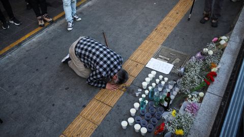یک عزادار در نزدیکی محل ازدحام جمعیت در سئول در 30 اکتبر به یادگاری موقت می پردازد.
