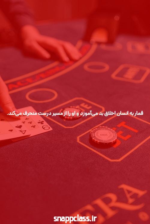 همانطور که بیسبال به وسط نزدیک می شود، دور پایه ها بچرخید