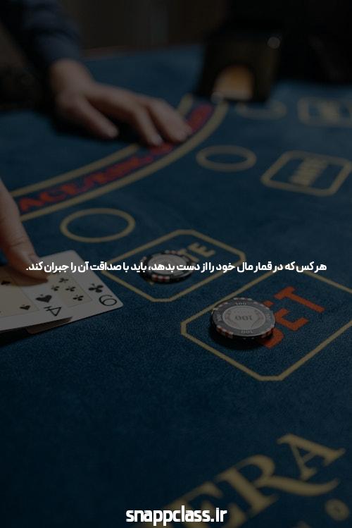 همانطور که بیسبال به وسط نزدیک می شود، دور پایه ها بچرخید
