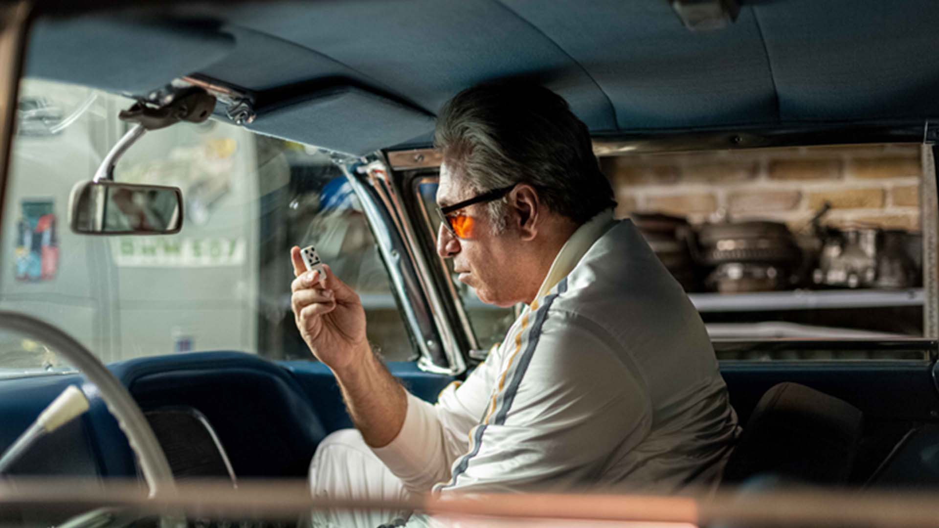 حمید فرخ نژاد در نقش پاپ نشسته در ماشین در سریال میدان سرخ
