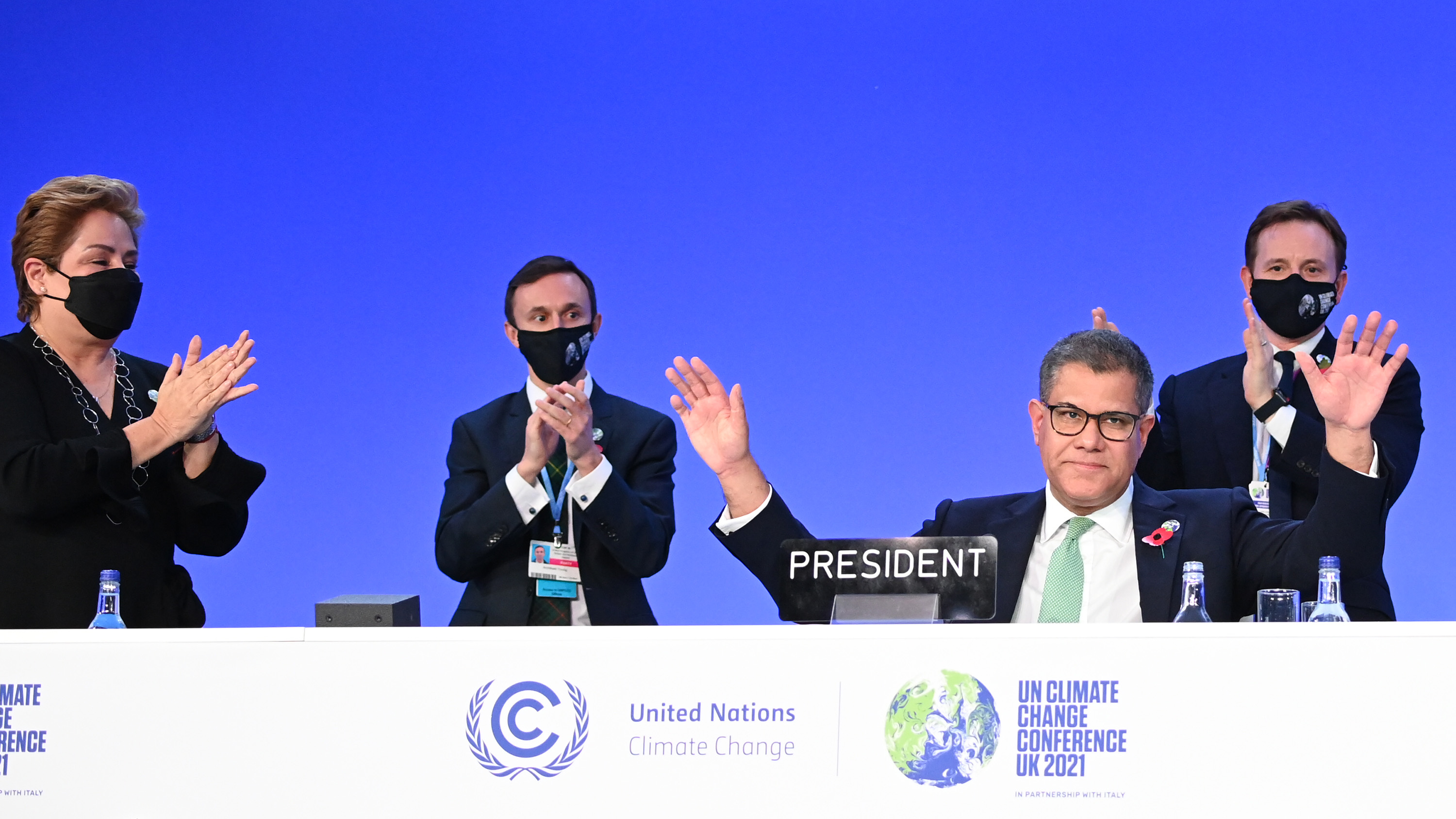 الوک شارما رئیس COP26 پس از ایراد سخنرانی پایانی در COP26 مورد تشویق قرار گرفت