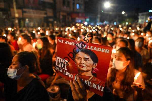 معترضان پوستری با عکس دکتر آنگ سان سوچی، رهبر غیرنظامی که در ماه مارس در یانگون، میانمار بازداشت شد، در دست دارند.