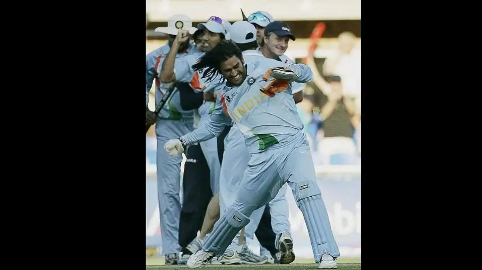 MS Dhoni پیروزی هند در فینال جام جهانی T20 مقابل پاکستان در سال 2007 را جشن می گیرد (منبع: توییتر) 