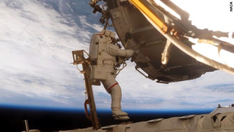 اسکات پارازینسکی که هفت بار در فضا راه رفته است، در سال 2007 به ساخت ایستگاه فضایی کمک کرد.