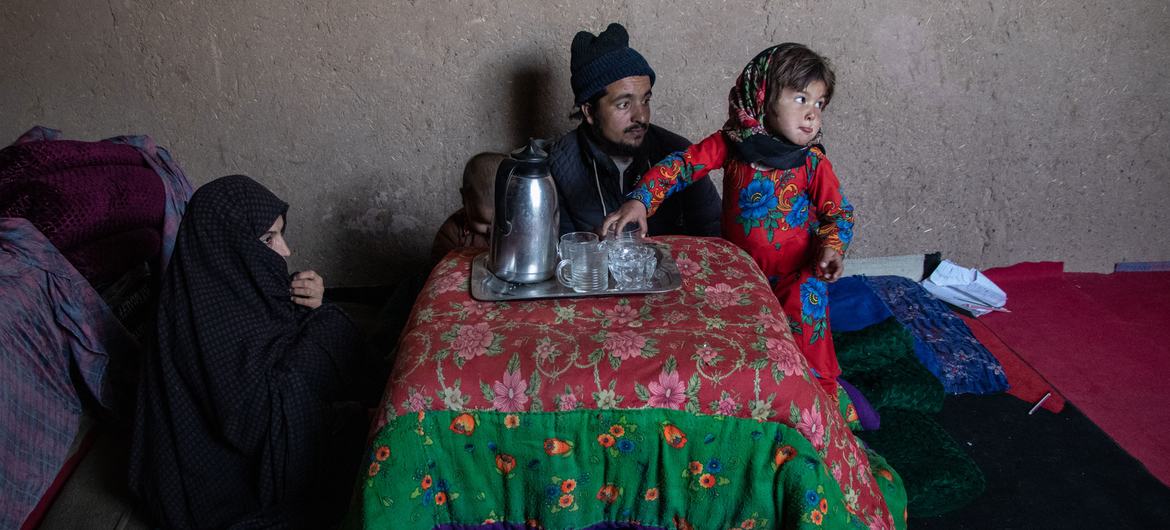 خانواده ای در خانه شان در هرات افغانستان چای می نوشند.