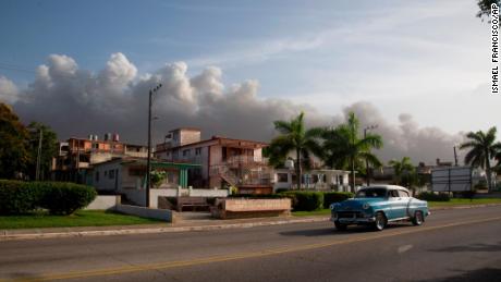 دود ناشی از آتش‌سوزی مرگبار در تاسیسات بزرگ ذخیره‌سازی نفت در ماتانزاس، کوبا در 9 اوت برمی‌خیزد.