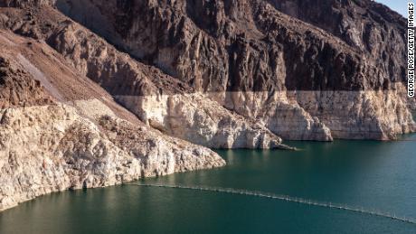 علامت مدور وان حمام در سد هوور/دریاچه مید، بزرگترین مخزن آب مصنوعی کشور، که توسط سدی بر روی رودخانه کلرادو تشکیل شده است.