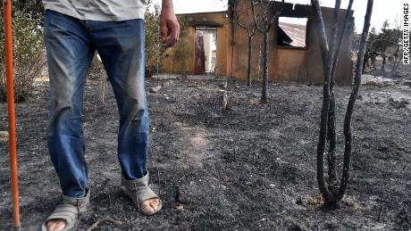 مردی پس از آنکه خانه خود در 18 اوت در اثر آتش سوزی جنگلی در شهر کالا در الجزایر ویران شد، از کنار خانه خود عبور می کند.  در جریان آتش‌سوزی جنگل‌هایی که مناطق کوهستانی شرق الجزایر را درنوردید، ده‌ها کشته و تعدادی زخمی شدند.  مقامات می گویند 2600 هکتار زمین در نتیجه آتش سوزی تخریب شده است.  