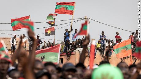 حامیان حزب اپوزیسیون آنگولا، یونیتا، پرچم های حزب را در جریان یک گردهمایی انتخاباتی به اهتزاز در می آورند. 