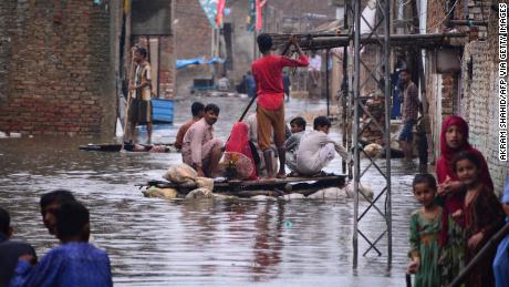 بیش از 900 نفر بر اثر باران های موسمی و سیل در پاکستان کشته شدند که 326 نفر از آنها کودک بودند.