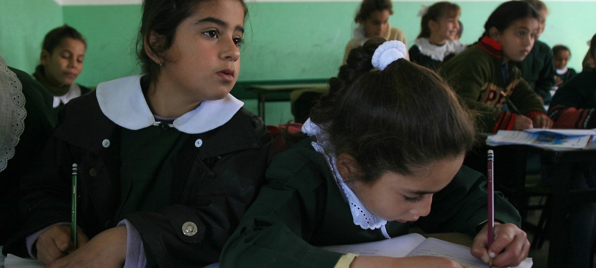 دختران در یک درس در مدرسه عمر بن الخطاب در شهر بیت لاهیه در شمال نوار غزه در یک دفتر مشترک کار می کنند.  (یک فایل)