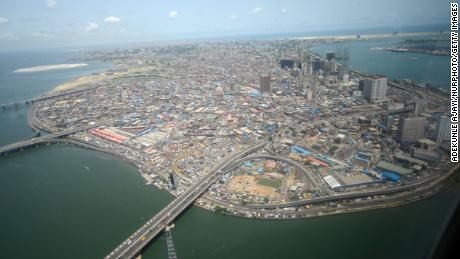 پرجمعیت ترین شهر آفریقا با سیل و بالا آمدن آب دریاها دست و پنجه نرم می کند.  کارشناسان هشدار می دهند که ممکن است به زودی غیرقابل زندگی شود