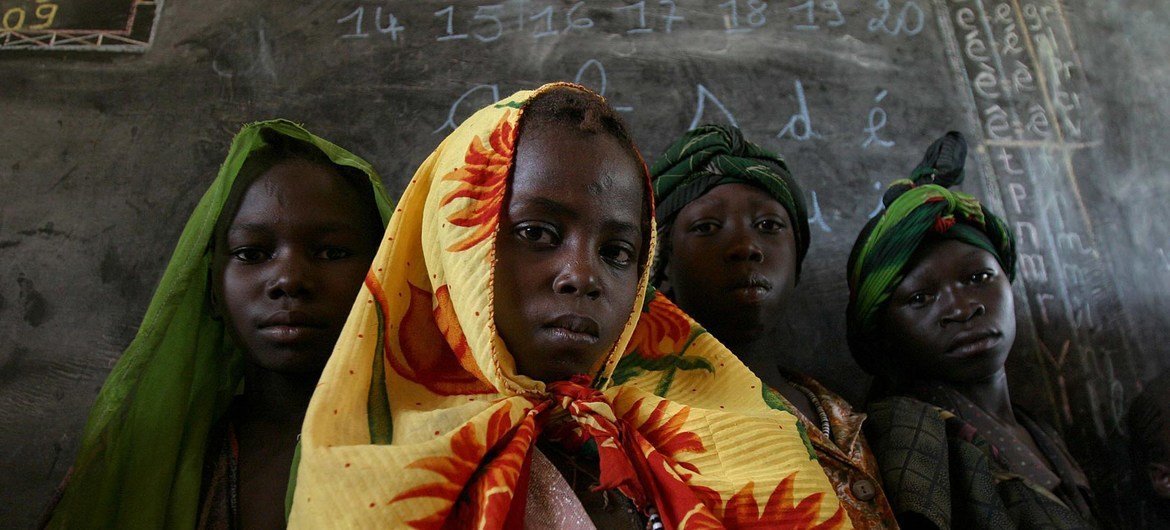 دختران جوان در جمهوری آفریقای مرکزی.  جوانان 70 درصد از جمعیت جمهوری آفریقای مرکزی را تشکیل می دهند