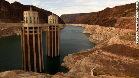 با افزایش بحران رودخانه کلرادو، برخی از مقامات می گویند که وقت آن رسیده است که فدرال رزرو برای قطع آب اقدام کند. 