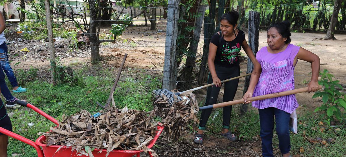 زنان در ریو نگرو خاک را برای کاشت آماده می کنند.