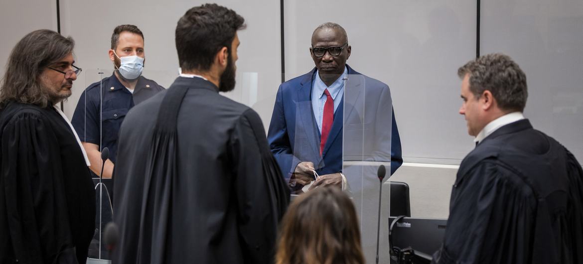 علی محمد علی عبدالرحمن در افتتاحیه محاکمه خود در دادگاه کیفری بین المللی در لاهه، هلند.