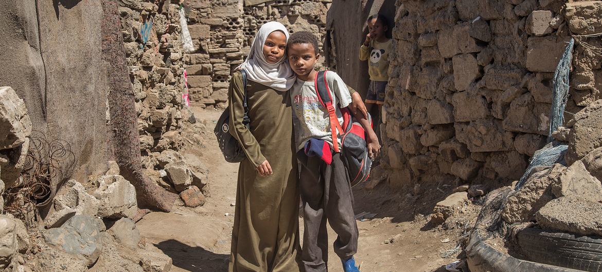 یک دختر دوازده ساله یمنی و برادر کوچکترش در حال تدریس ریاضیات هستند.