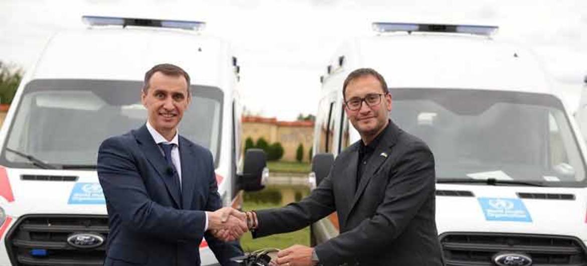 وزیر بهداشت اوکراین، ویکتور لیاشکو (سمت چپ) کلید یازده آمبولانس را از یارنو هابیشت، نماینده سازمان جهانی بهداشت در اوکراین دریافت می کند.