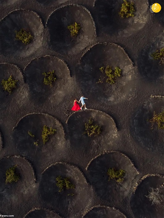 زوجی در حال عبور از سطح ناهموار لاجاریا، اسپانیا / فابیان اورتیز