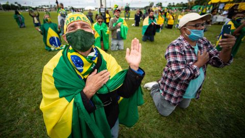 حامیان رئیس جمهور برزیل، ژائیر بولسونارو، در طول یک کاروان راهپیمایی و اعتراض علیه کنگره ملی و دادگاه عالی به دلیل اقدامات قرنطینه در بحبوحه همه گیر کروناویروس (COVID-19) در مقابل کنگره ملی در 9 می 2020 در برازیلیا اعتراض می کنند.