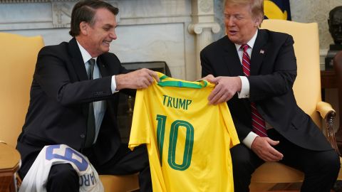 ژایر بولسونارو، رئیس جمهور برزیل، پیراهن تیم ملی برزیل را در تاریخ 19 مارس 2019 در واشنگتن دی سی، رئیس جمهور ایالات متحده، دونالد ترامپ، هدیه می دهد.