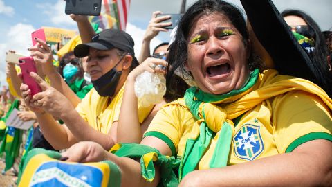 یکی از حامیان رئیس جمهور برزیل، ژایر بولسونارو، در جریان تظاهرات طرفدار دولت در بحبوحه شیوع ویروس کرونا در مقابل کاخ پلانالتو در 24 مه 2020 در برازیلیا، برزیل گریه می کند. 