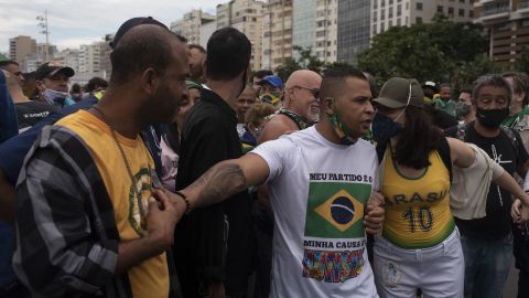 حامیان رئیس جمهور برزیل ژایر مسیاس بولسونارو برای حمایت از او و اعتراض علیه نژادپرستی و مرگ سیاه پوستان در فاولاهای برزیل در طول تظاهرات «جان سیاهان مهم است» در ساحل کوپاکابانا در ریودوژانیرو در 7 ژوئن 2020 جمع شدند.