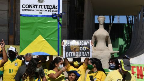 حامیان رئیس جمهور برزیل، ژایر بولسونارو، برای نشان دادن حمایت خود، در 31 مه 2020 در برازیلیا در جریان همه گیری کووید-19 تظاهرات کردند.