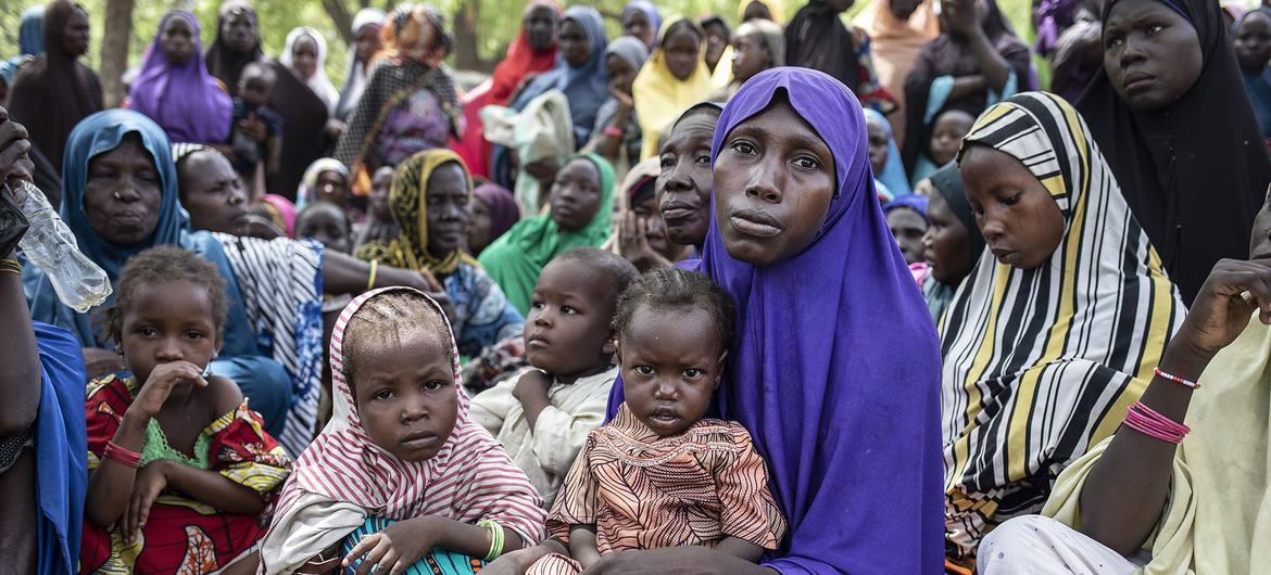 مادران آواره داخلی به همراه فرزندانشان در تمرین ارزیابی قحطی برنامه جهانی غذا در ایالت بورنو، شمال شرقی نیجریه شرکت می کنند.