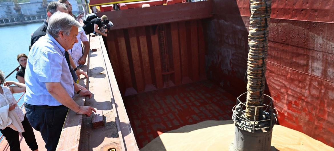 آنتونیو گوترش، دبیر کل سازمان ملل، غلات بارگیری شده در کشتی کوپروسلی در اودسا، اوکراین را تماشا می کند. 