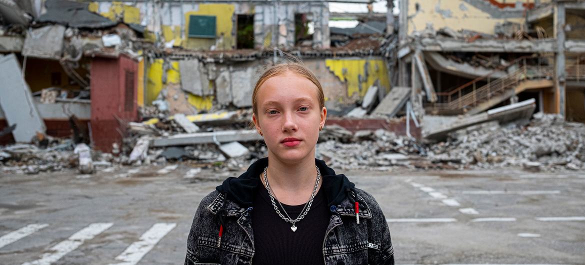 یک دختر 12 ساله در مقابل مدرسه خود ایستاده است که در جریان درگیری در خارکف اوکراین در یک حمله هوایی ویران شد.