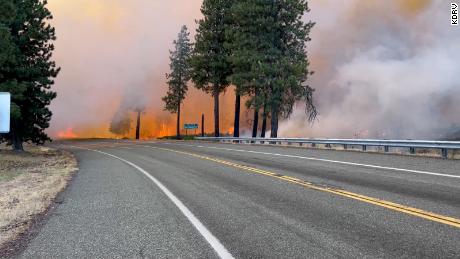 روز شنبه، مقامات گفتند که آتش سوزی های جنگلی یک شبه افزایش یافته است.