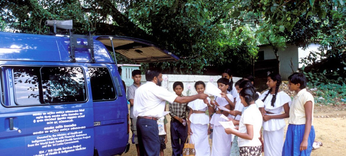 یک وسیله نقلیه آموزشی بهداشتی سیار در روستایی سریلانکا