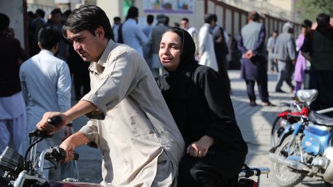 پس از انفجار در یک مرکز آموزشی در پایتخت افغانستان در 30 سپتامبر، زنی با موتور سیکلت برای جستجوی یکی از بستگان خود در بیمارستانی در کابل میآید.